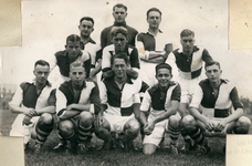 853005 Groepsportret van een team van de voetbalvereniging U.V.V. te Utrecht.